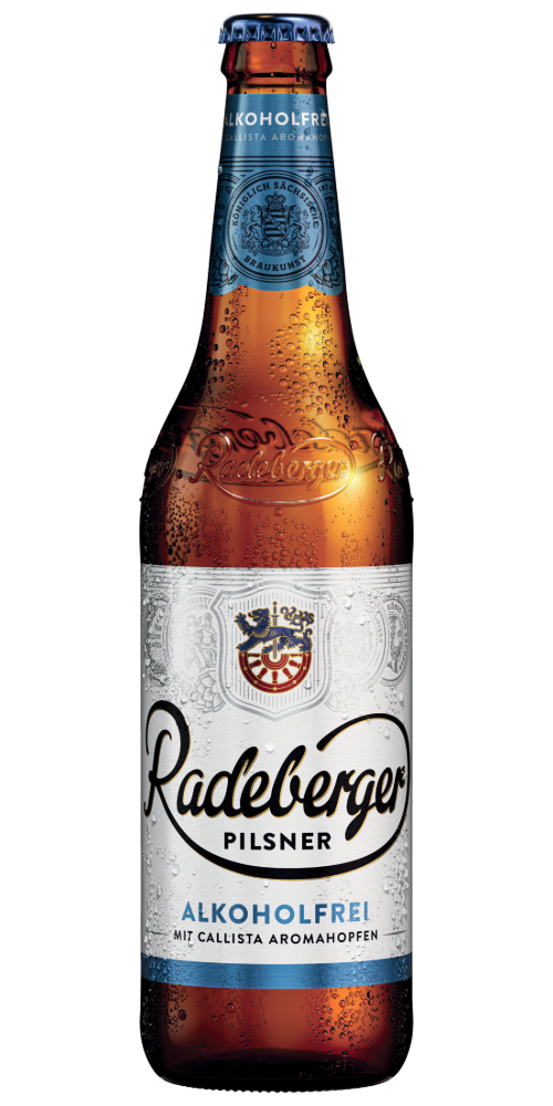 Eine betaute Flasche Bier Radeberger Alkoholfrei mit blauen Akzenten.