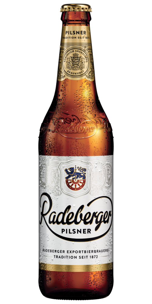 Eine betaute Flasche Bier Radeberger Pilsner mit goldenen Akzenten.