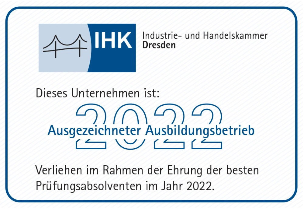 Plakette zeigt Anerkennung eines Unternehmens als Ausbildungsbetrieb 2022 durch eine Handelskammer.