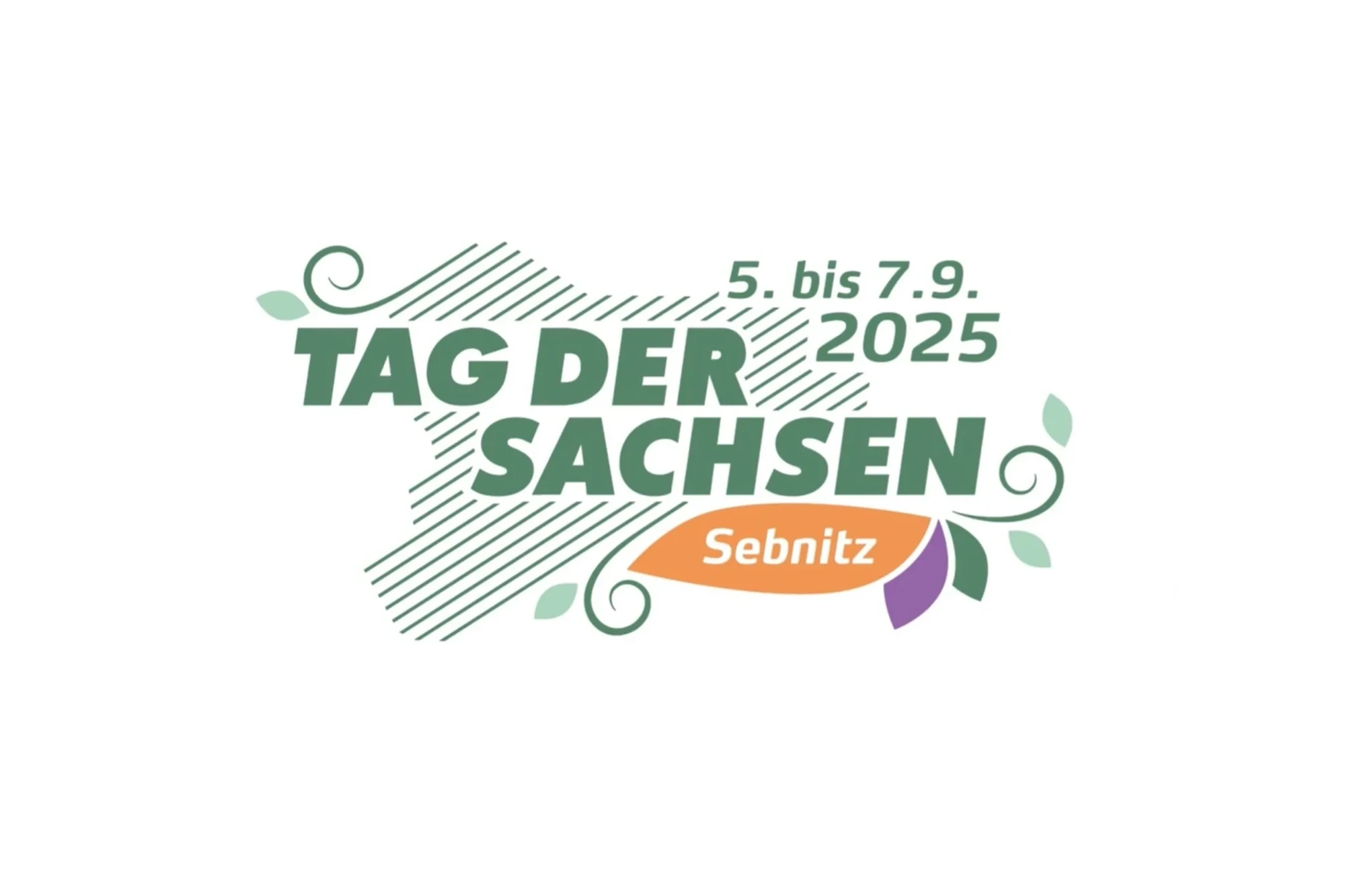Grüner Schriftzug Tag der Sachsen mit Datum 5. bis 7.9.2025, darunter orangefarbene Fläche mit dem Wort Sebnitz.